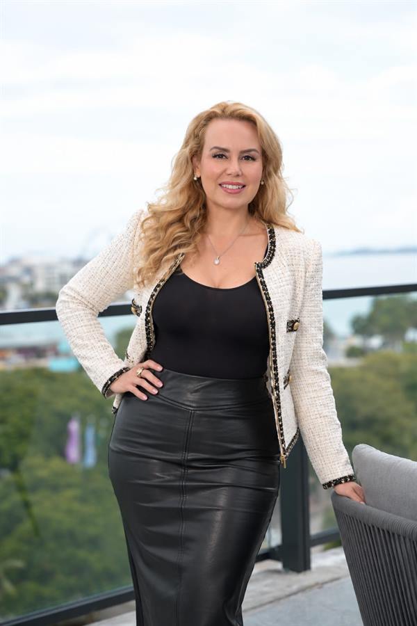 Lina Maria Miranda, Real Estate Broker Associate, en una terraza de Miami
