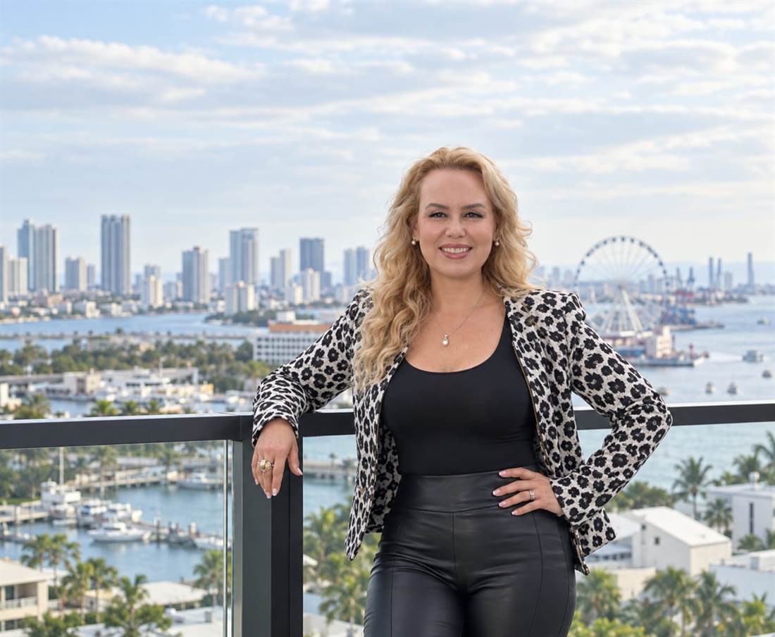 Lina Maria Miranda en una terraza con vista a la bahía de Biscayne y el skyline de Miami